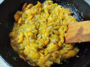 慢慢地，金桔就开始变得粘稠了，注意火要调小，不然容易糊锅。果酱煮得很粘稠了，金桔也煮得很软烂了，就可以关火，晾凉。