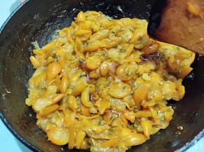 金桔酱晾凉后，可以加2勺蜂蜜拌匀，然后装罐密封保存。尽快吃完。