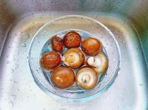 香菇加盐清洗一下。