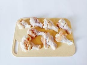 鸡腿正反两面各划两下。