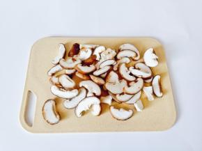 香菇切成片状。