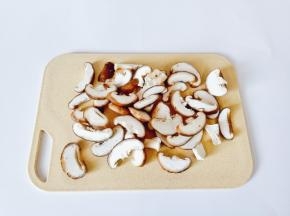 香菇切成片状。