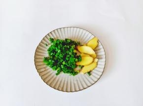 生姜切片，香葱小段。