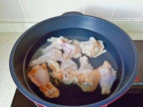 鸡腿冷水下锅点火开始焯水（冷水下锅焯水会把血水和浮沫焯出来，热水下锅只会把鸡腿表皮烫熟，把血水都留在鸡肉里，所以比较推荐冷水下锅！）