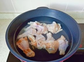 鸡腿冷水下锅点火开始焯水（冷水下锅焯水会把血水和浮沫焯出来，热水下锅只会把鸡腿表皮烫熟，把血水都留在鸡肉里，所以比较推荐冷水下锅！）