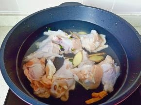 加上姜片少许。