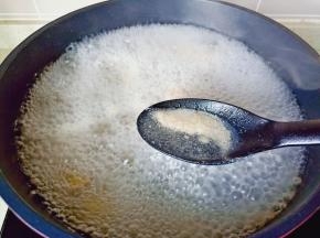 焯水的同时把沫子撇掉。