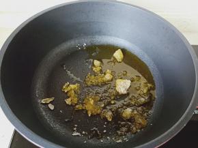 锅稍微热加少许的食用油（锅温度太高容易发糊）加入冰糖开中小火炒糖色。
