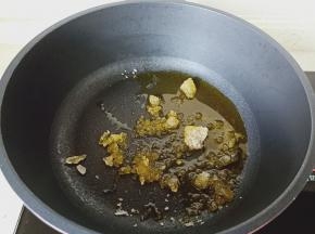 锅稍微热加少许的食用油（锅温度太高容易发糊）加入冰糖开中小火炒糖色。