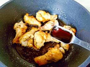 加蚝油2勺快速将调味料翻炒均匀。