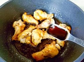 加蚝油2勺快速将调味料翻炒均匀。