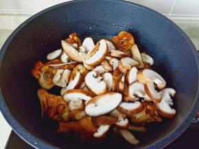 加入切好的香菇片翻炒几下。