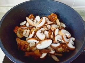 加入切好的香菇片翻炒几下。