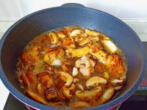 此时加入开水没过鸡腿。