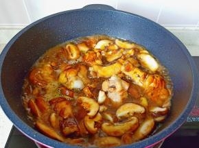 此时加入开水没过鸡腿。