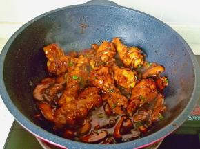 炖煮的汤汁浓稠，加盐与鸡精调味，再焖五分钟左右，撒上香葱就可以关火。