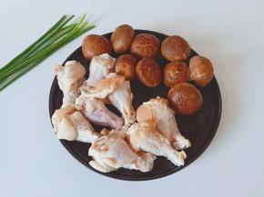 准备香菇、鸡腿、葱。