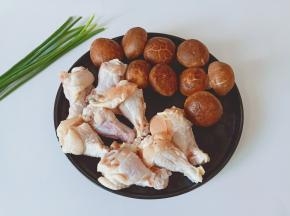 准备香菇、鸡腿、葱。
