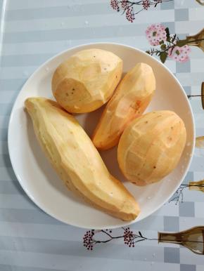 红心红薯削皮洗净备用！