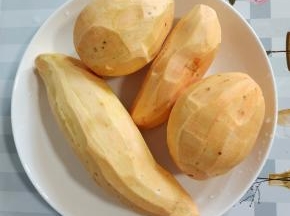 红心红薯削皮洗净备用！