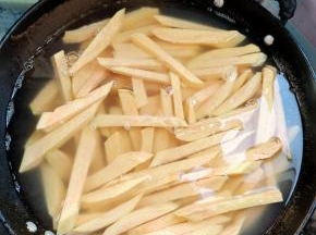 放一勺盐焯水！