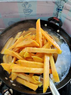 煮至红薯条透明捞出！