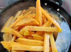 煮至红薯条透明捞出！