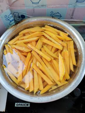 过凉水捞出沥干水分备用！