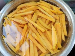 过凉水捞出沥干水分备用！