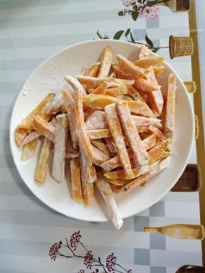 放入适量的淀粉，均匀的裹满薯条！油温