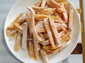 放入适量的淀粉，均匀的裹满薯条！油温