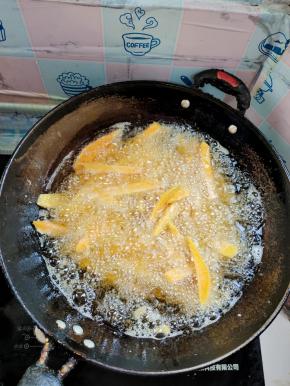 油温七成热，放入红薯条中火慢炸！