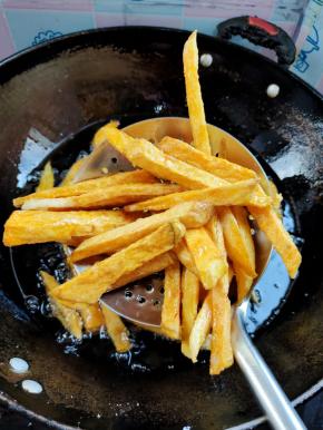 炸至金黄酥脆捞出控油！