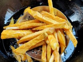 炸至金黄酥脆捞出控油！