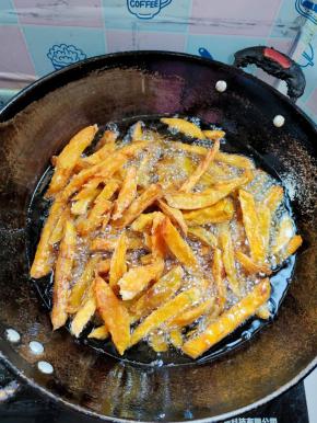 油温再次升高，放入炸好的红薯条复炸一遍！捞出控油备用！