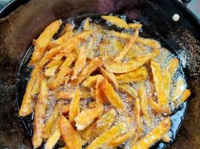 油温再次升高，放入炸好的红薯条复炸一遍！捞出控油备用！