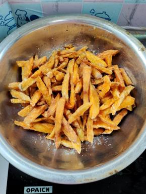 撒上白砂糖，香甜好吃的炸红薯条就做好啦！