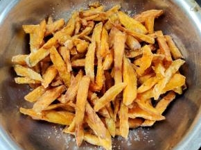 撒上白砂糖，香甜好吃的炸红薯条就做好啦！