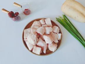 猪蹄切成小块，莲藕一节。