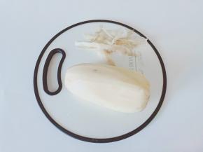 莲藕两头切去再削皮。