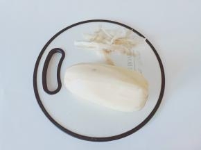 莲藕两头切去再削皮。