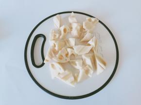 削好皮的莲藕切成滚刀块。