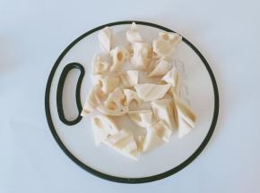 削好皮的莲藕切成滚刀块。