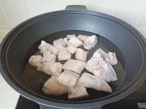 锅里放适量的清水，放入猪蹄。