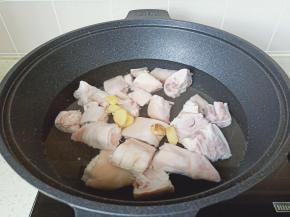 加入少许的生姜片。