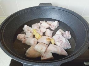 加入少许的生姜片。