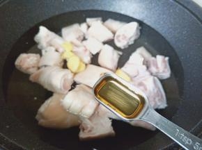 再加两勺料酒去腥。