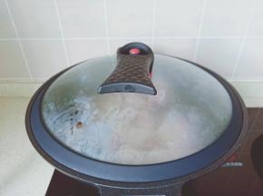 盖上盖子开大火焯水。