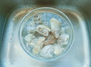 焯好水的猪蹄用清水把表面浮沫清洗干净。