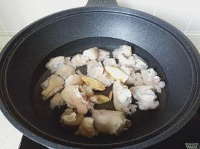 锅里放适量的清水，把焯好水的猪蹄放入锅里，加生姜片去腥。